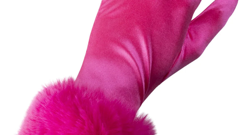Satijnen handschoen fuchsia met brede pluizige manchet rond de pols, gedragen aan de hand
