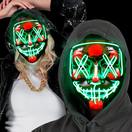 Scary masker groen led gedragen onder een capuchon door een dame en een heer op een griezelfeest