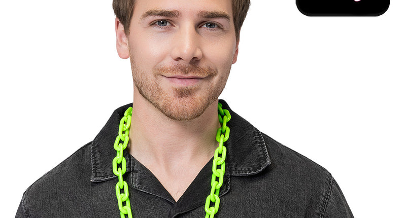 Schakelketting Vibe neongroen om de hals over een zwart overhemd, grove open schakels voor een neon party