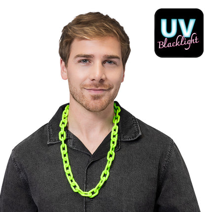 Schakelketting Vibe neongroen om de hals over een zwart overhemd, grove open schakels voor een neon party