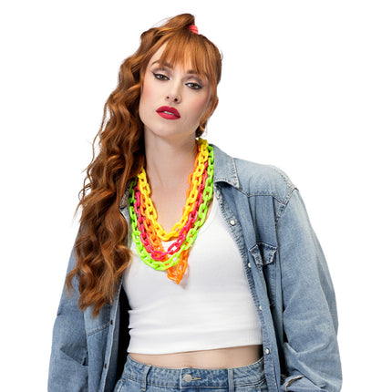 Schakelketting Vibe neonoranje in een gelaagde neonlook met spijkerjack voor een jaren 80-feest