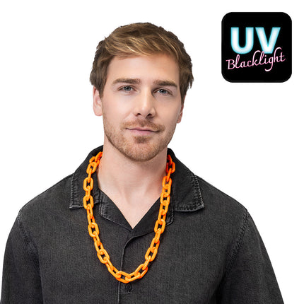 Schakelketting Vibe neonoranje met grote schakels om de hals over een zwart overhemd, voor een neon party