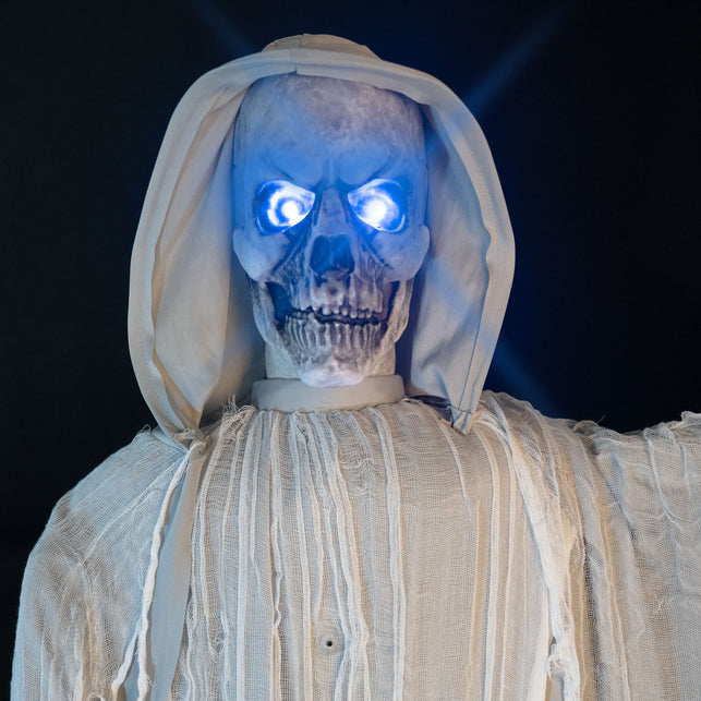 Schedel van het klokkenluider skelet animatronic met blauwe ledogen onder de capuchon