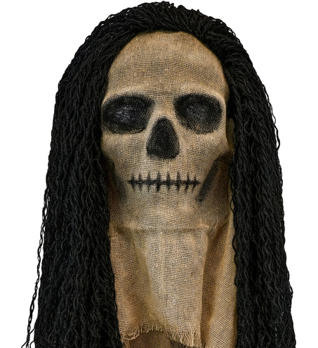 Schedelmasker met cape, beige grofgeweven doodskop met zwarte oogkassen en lang zwart haar