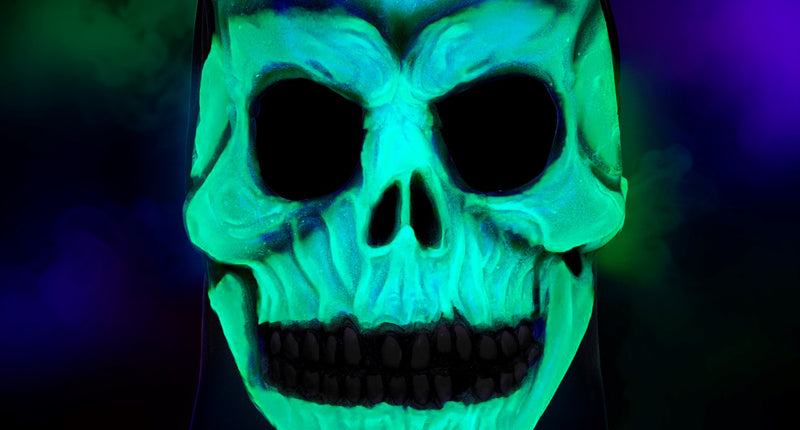Schedelmasker glow in the dark met groen oplichtende latex schedel en zwarte capuchon