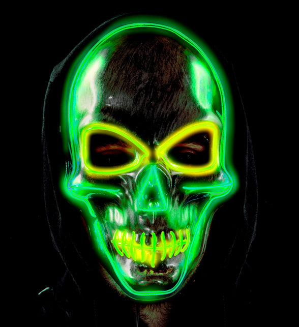Schedelmasker met ledlicht onder zwarte capuchon, groen oplichtend doodshoofd in het donker