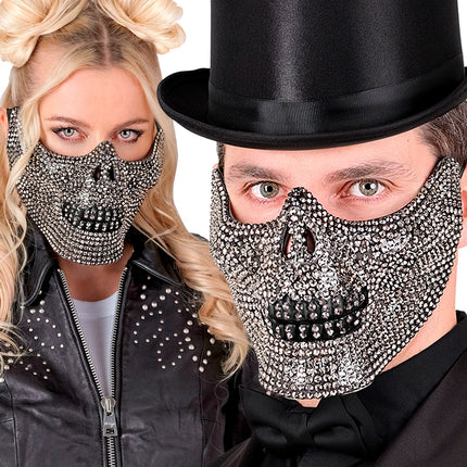 Schedelmasker strass gedragen door dame en heer met hoge hoed voor Halloween