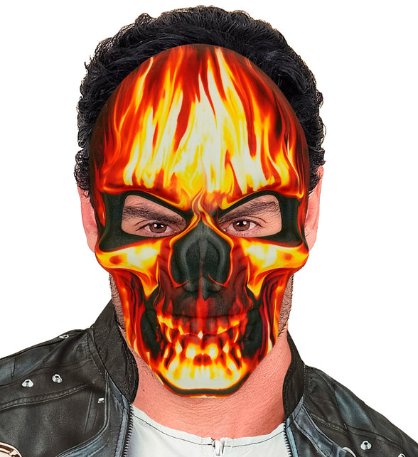 Schedelmasker met vlammen op gezicht van voorhoofd tot kin, bij zwarte leren jas