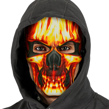 Schedelmasker met vlammen onder zwarte capuchon, ogen vrij door ruime uitsparingen