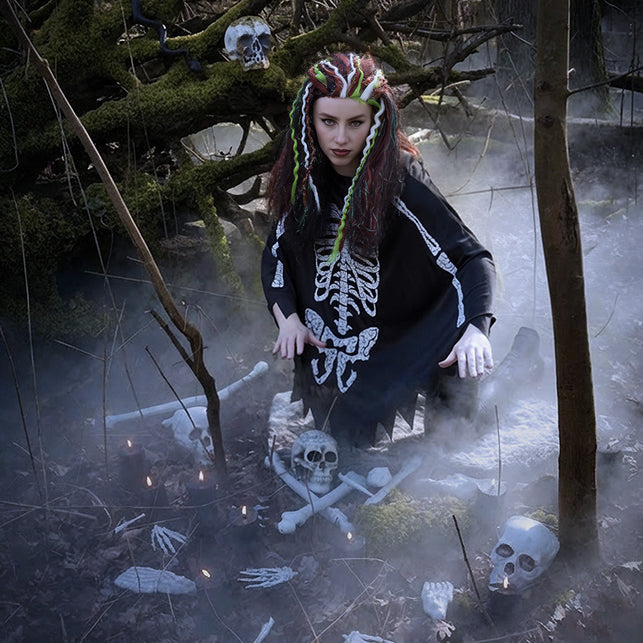 Schedels en botten verspreid over de bosgrond als Halloween decoratie