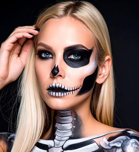 Schmink set zwart en wit gebruikt voor een skeletgezicht met zwarte oogvlakken en witte tanden voor Halloween