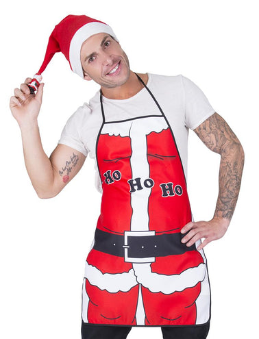 Schort kerstman Peter met rode kerstmanprint en ho ho ho, gedragen door een man met kerstmuts