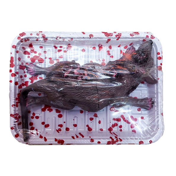 Schotel met rat: nep rat van latex op wit schaaltje met folie en spatten nepbloed voor Halloween