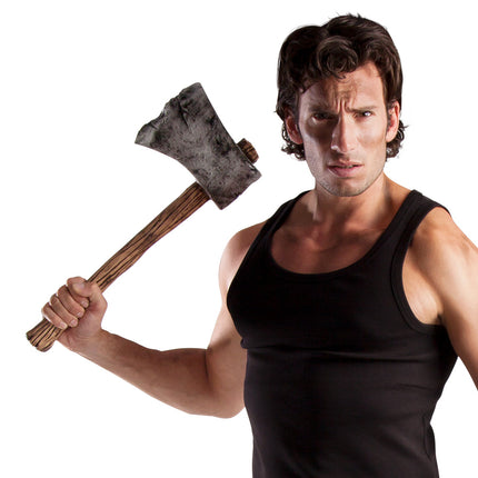 Schuimrubber bijl van 49 cm met grijs verweerd blad en bruine steel, vastgehouden voor een horrorlook op Halloween