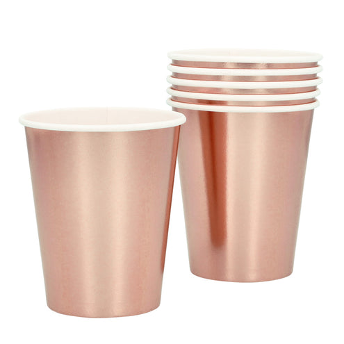 Set 6 papieren bekertjes roségoud, één losse beker naast vijf gestapelde, metallic met witte rand