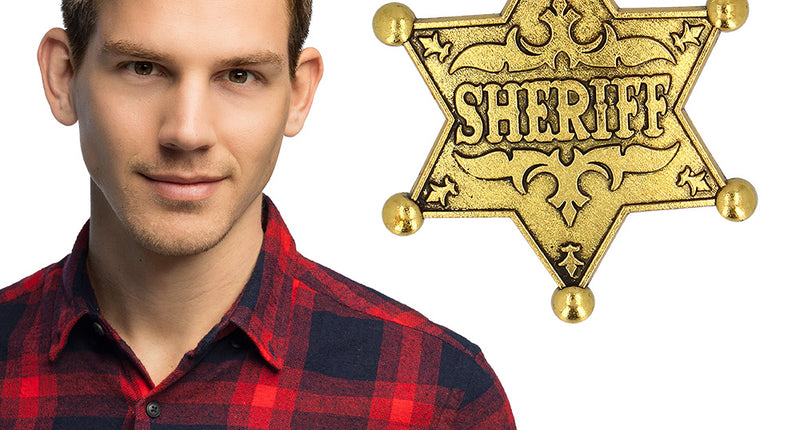 Sheriff badge goudkleurig van metaal op de borst van een geruit overhemd, naast een close-up van de ster