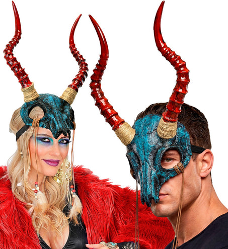 Sjamaan masker stier schedel gedragen door dame en heer bij een themafeest