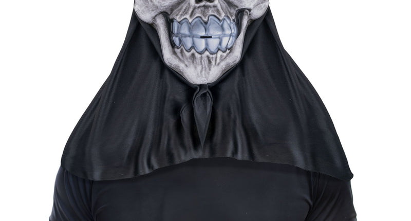 Skelet masker met kap gedragen door man, grijswit doodshoofd met bolle ogen en zwarte kap over de schouders
