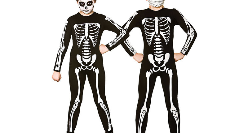 Skeleton geraamte pak zwart met witte bottenopdruk op romp, armen en benen, gedragen door twee kinderen op Halloween