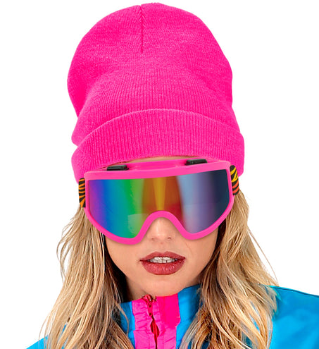 Ski-bril 80's roze regenboog gedragen onder een felroze muts op een aprèsski-look