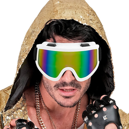 Ski-bril 80's wit Yara op heren apresski-look met regenboog spiegelglas