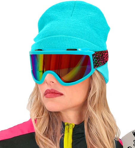 Skibril met roodpaars spiegelende lens en luipaardprint band, zijaanzicht op model