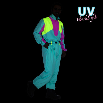Skipak Snow Blizzard Dude onder blacklight: neonroze en gele vlakken lichten op tijdens een UV-party