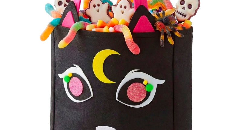 Snoeptas kat van zwart vilt met roze hengsels, kattensnoet en gele maan, gevuld met Halloweensnoep