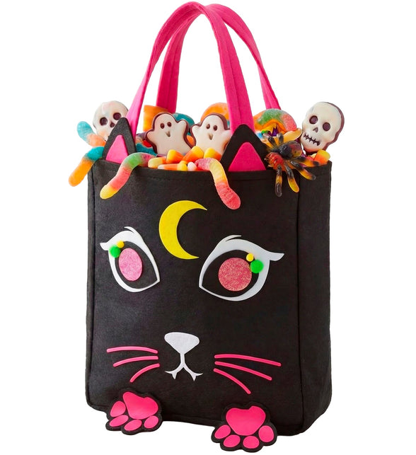 Snoeptas kat van zwart vilt met roze hengsels, kattensnoet en gele maan, gevuld met Halloweensnoep