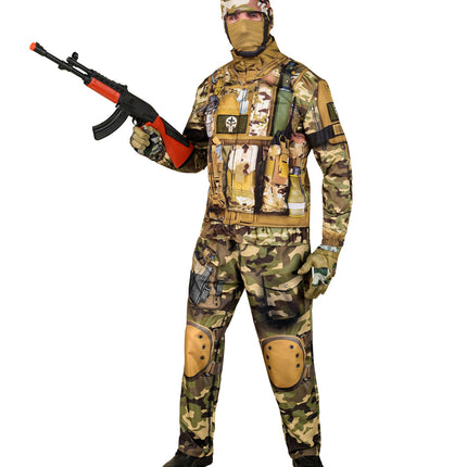 Soldaat kostuum Leo gedragen met masker en handschoenen, camouflage in groen, bruin en zandkleur