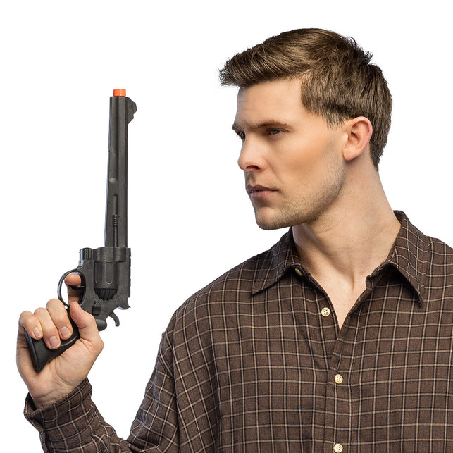 Speelgoedpistool Longshot revolver zwart rechtop in de hand gehouden bij een geruit overhemd voor een westernfeest