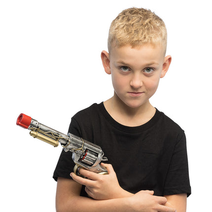 Speelgoedpistool Steamcarbine in de hand van een jongen, met zilvergrijze loop en rode dop