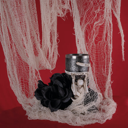 Spoken doek wit gedrapeerd over een tafel als halloweendecoratie