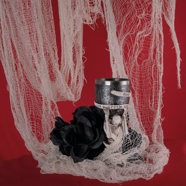 Spoken doek wit gedrapeerd over een tafel als halloweendecoratie