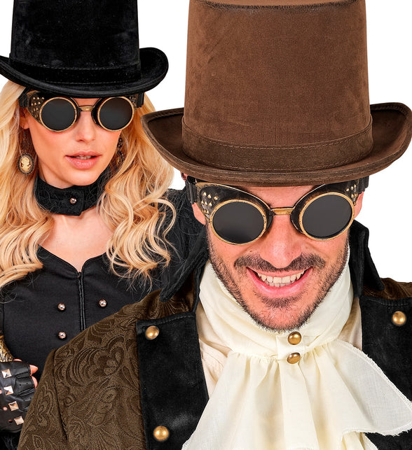 Steampunk stofbril antiek goud gedragen door heer met bruine hoge hoed op een themafeest