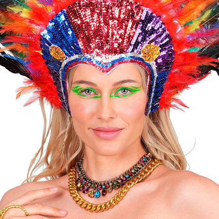 Steentjesketting om de hals bij een kleurrijk verentooisel voor carnaval