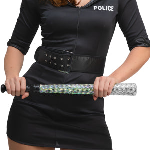Strass politie knuppel in de hand bij een zwarte politiejurk met brede riem