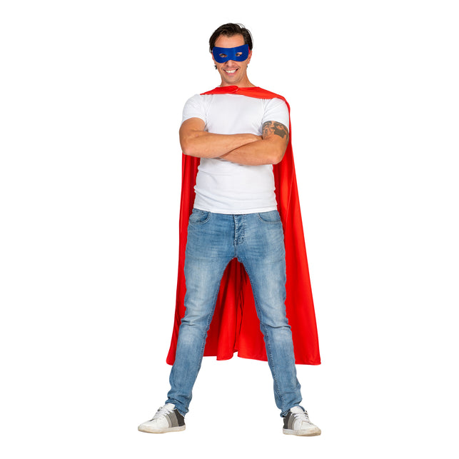 Super hero cape Reddy rood met blauw oogmasker, gedragen door een man over wit shirt