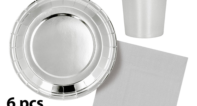Tafelset zilver met spiegelend rond bordje, metallic beker met witte rand en lichtgrijs servet voor een jubileum
