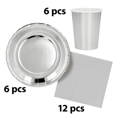 Tafelset zilver met spiegelend rond bordje, metallic beker met witte rand en lichtgrijs servet voor een jubileum