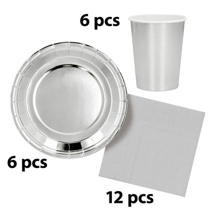 Tafelset zilver met spiegelend rond bordje, metallic beker met witte rand en lichtgrijs servet voor een jubileum