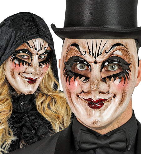 Theater masker enge man gedragen door dame met zwarte capuchon en heer met hoge hoed