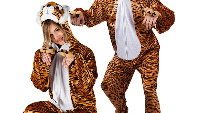 Tijgerpak volwassenen in bruin pluche met zwarte strepen, gedragen door twee personen op een dierenfeest
