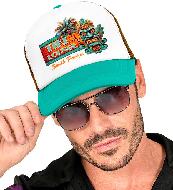 Tiki pet gedragen door heer, print met tikimasker en palmbomen op wit voorpand