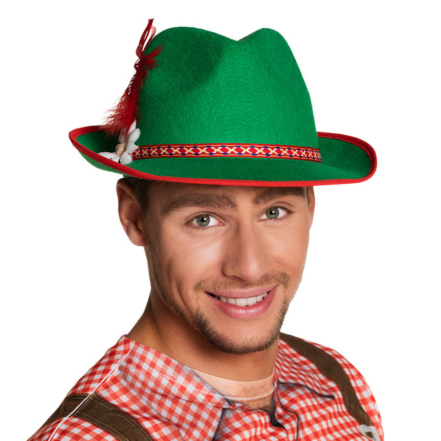 Tirol hoedje groen met rode bies en rode veer, gedragen door een man op een Oktoberfest