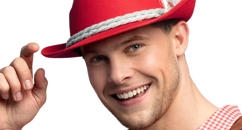 Tiroler hoed rood Hansi met grijs gevlochten koord en veer, gedragen door man op Oktoberfest