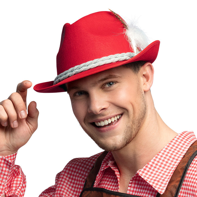 Tiroler hoed rood Hansi met grijs gevlochten koord en veer, gedragen door man op Oktoberfest