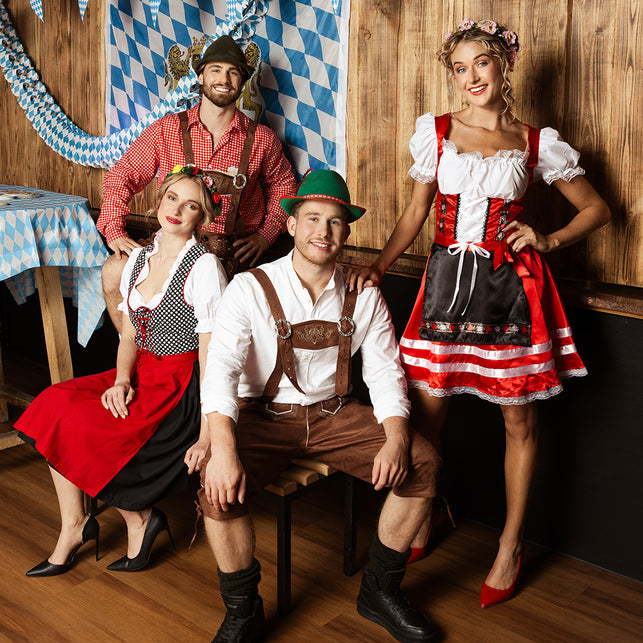 Tirolerhoed Dieter in een complete Oktoberfestlook met lederhosen en dirndl