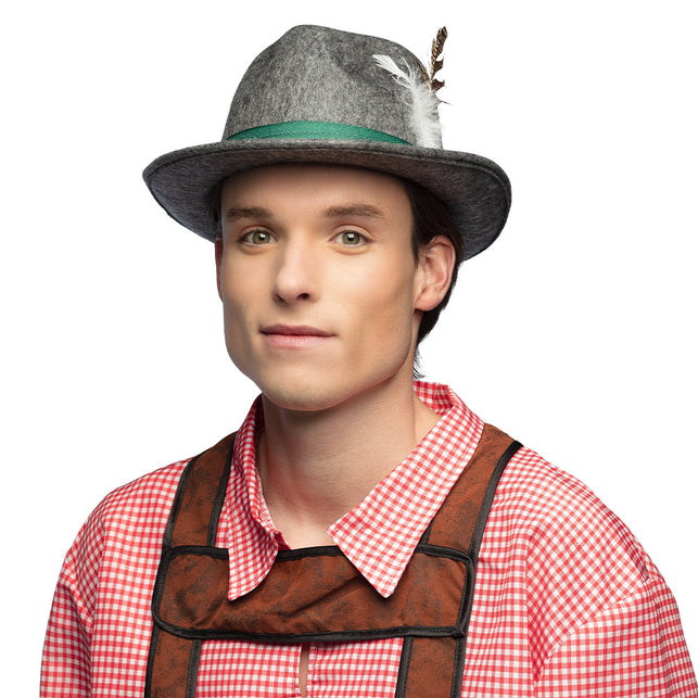 Tirolerhoed Dieter grijs met groene band en veren, gedragen door man met Beierse outfit op Oktoberfest