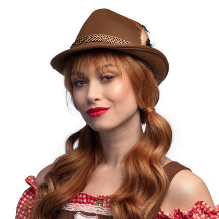 Tirolerhoed Wilhelm bruin op dames dirndl-look met geblokte blouse voor bierfeest